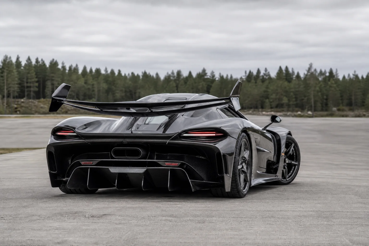 Sculptural carbon-fibre rear of a Koenigsegg-inspired hypercar
